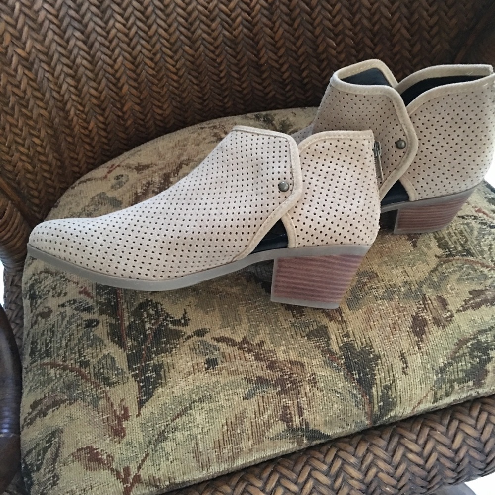 Size 9 1/2. Adam tucker boots
